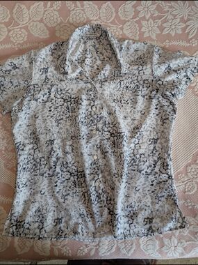 Claudia Richard Gray Printed Button-Down Short Sleeve Top